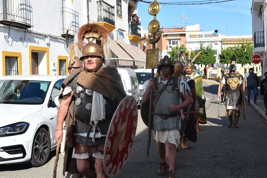 Almod&oacute;var del R&iacute;o se llena de romanos: As&iacute; ha sido el desfile de la Legio I Vern&aacute;cula de Gilena por el municipio