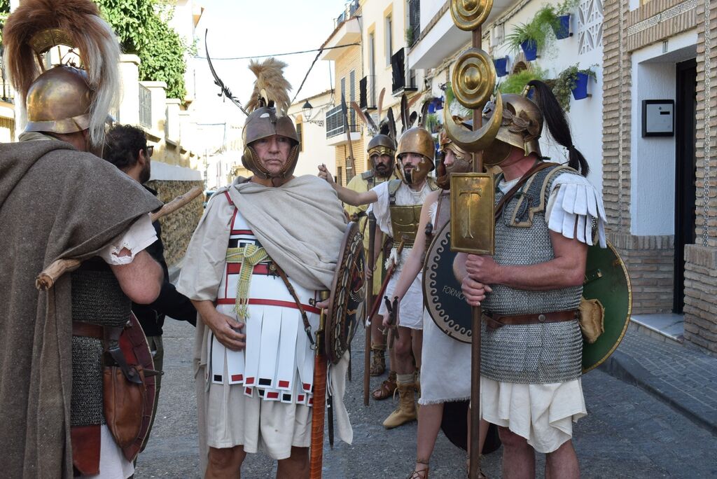 Almod&oacute;var del R&iacute;o se llena de romanos: As&iacute; ha sido el desfile de la Legio I Vern&aacute;cula de Gilena por el municipio