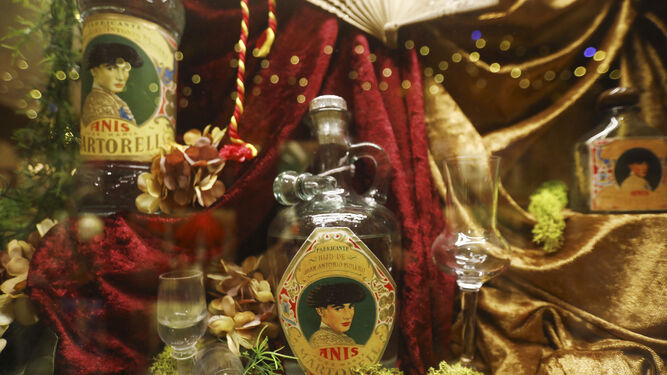 Una de las botellas que se pueden observar en el Museo del Anís de Rute.
