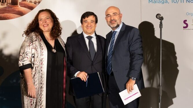Enrique Aranda, recogiendo el premio honorífico de la Sociedad Andaluza de Oncología Médica.