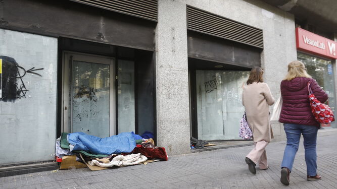 Pertenencias en un local vacío de una persona sin hogar en Córdoba.