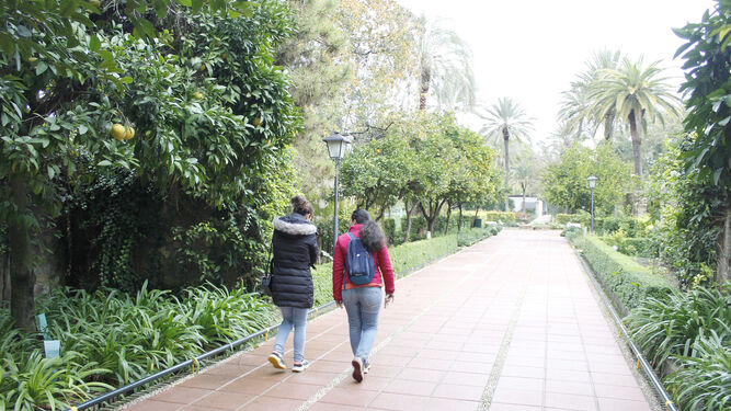 Dos personas en el Real Jardín Botánico de Córdoba.
