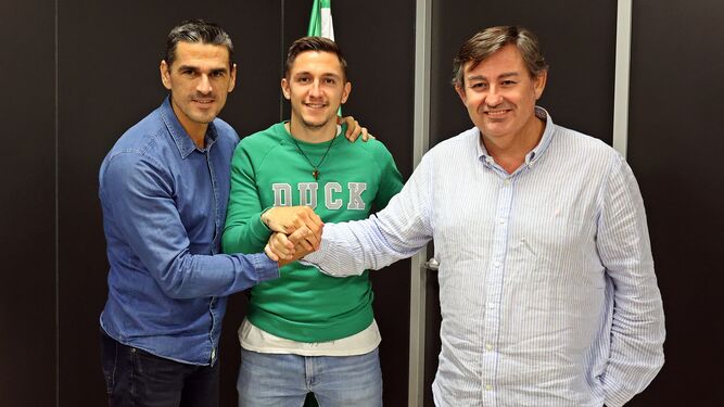 Christian Carracedo, junto a Juanito y Javier González Calvo, tras sellar su renovación.