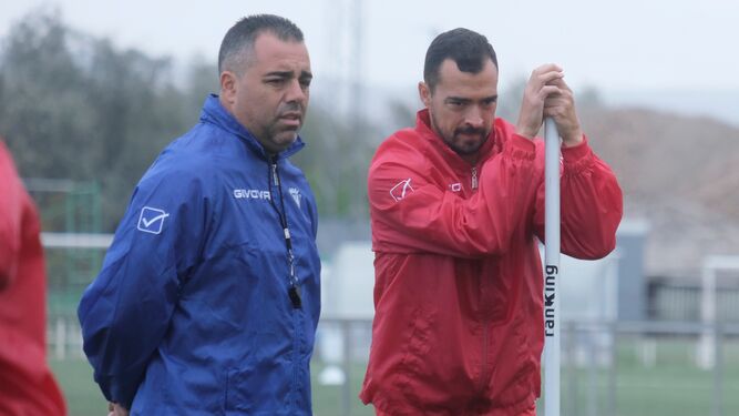 Miguel de las Cuevas, junto a Germán Crespo, en un entrenamiento del Córdoba CF.