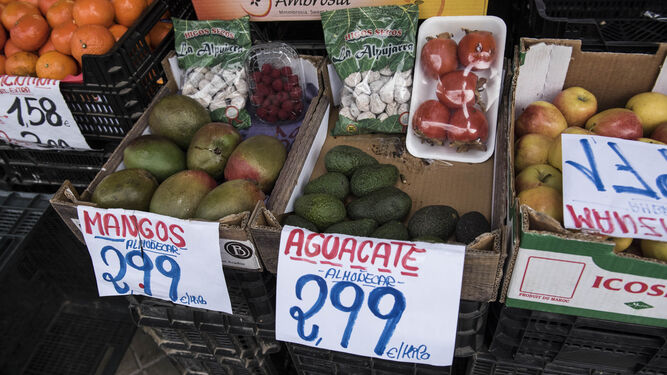 Precios de frutas y verduras en una tienda de Granada