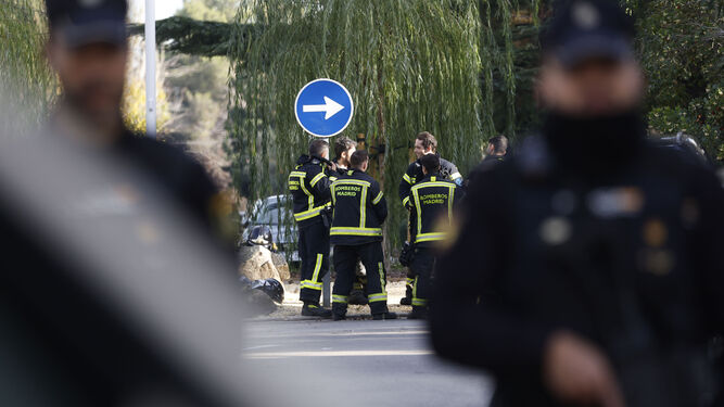 Policía Nacional y Bomberos en la Embajada de Ucrania en Madrid tras explotar una carta-bomba