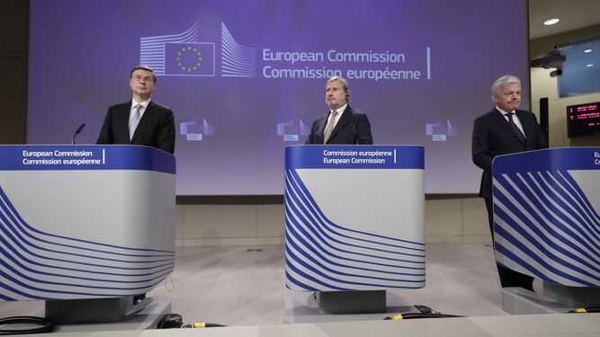 El vicepresidente ejecutivo de la Comisión Europea, Valdis Dombrovskis, y los comisarios de Presupuesto, Johannes Hahn, y Justicia, Didier Reynders, ofrecen una rueda de prensa en Bruselas.