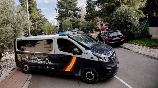 Un coche de la Policía Nacional en la Embajada de Ucrania en Madrid.