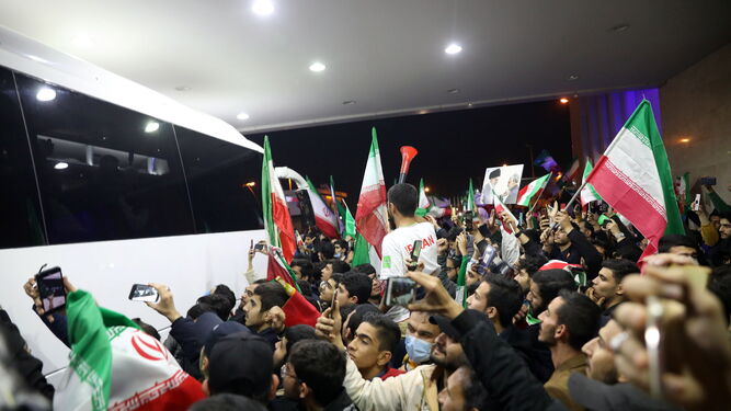 Seguidores rodean el autobús que transporta a los jugadores de la selección iraní a su llegada a Teherán.