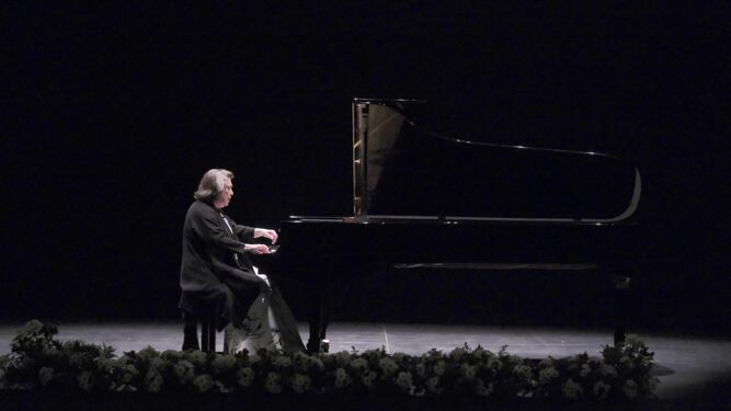 La pianista Elisabeth Leonskaja, en su concierto en el Gran Teatro.