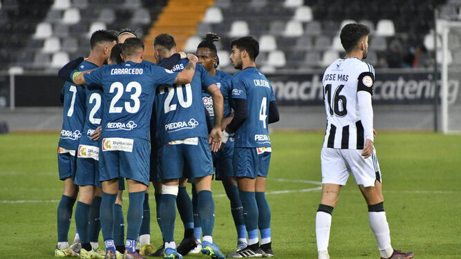 El Córdoba CF celebra uno de sus goles en el Nuevo Vivero de Badajoz.