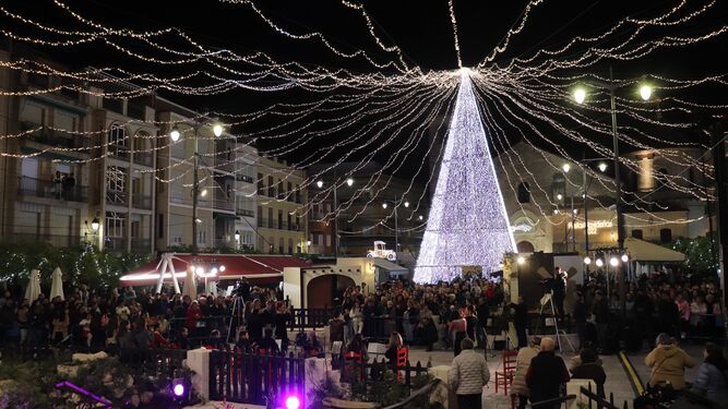 La Plaza Nueva, llena en la noche de ayer tras la inauguración del alumbrado navideño.