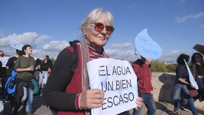 Una mujer muestra una pequeña pancarta en la manifestación.