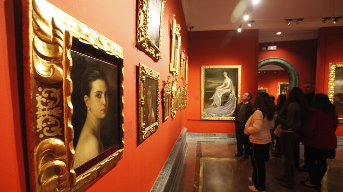 Turistas en el interior del Museo Julio Romero de Torres.