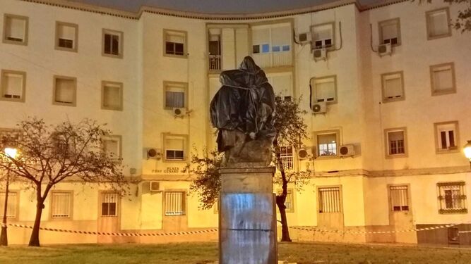 El monumento a León Ortega  tapado hasta su inauguración