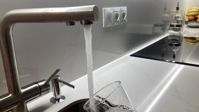 Consumo de agua del grifo en una vivienda.