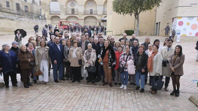 Foto de familia del homenaje del Ayuntamiento  a los cuidadores y propietarios de los Patios.