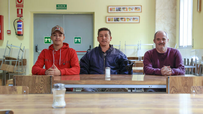 Tres usuarios del albergue San Juan de Dios de Madrid.