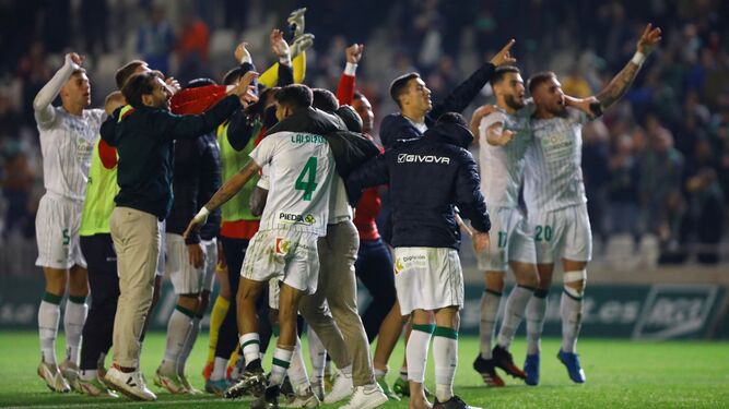 Los jugadores del Córdoba CF celebran con su afición el triunfo ante el Pontevedra.