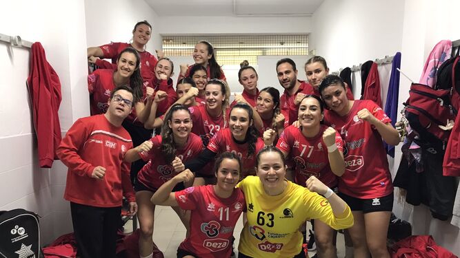 Las jugadoras el Deza Córdoba BM celebran su triunfo ante el Ciudad Imperial.