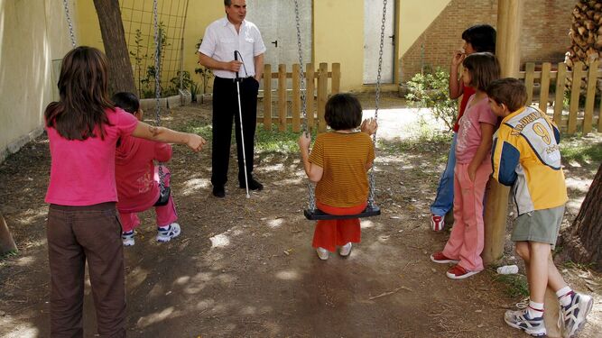 Un psicólogo del Centro de Acogida de Menores de Alicante conversa con algunos de los niños internos.