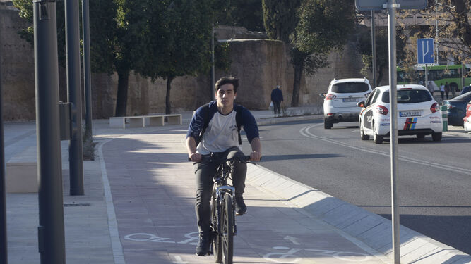 Una persona en bicicleta en un carril bici.