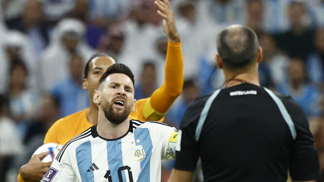 Messi se queja ante el arbitro español Mateu Lahoz.