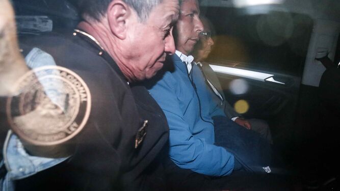 El destituido presidente de Perú Pedro Castillo sale detenido en un vehículo policial de la Prefectura de Lima.