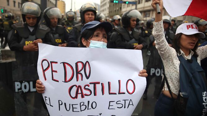 Cientos de manifestantes a favor de Pedro Castillo y en contra del Congreso se manifiestan en las calles del centro de Lima (Perú)