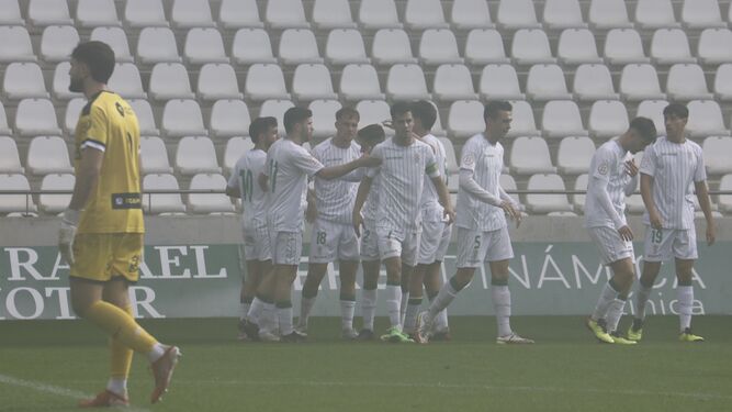 Los jugadores del Córdoba B celebran uno de los goles de Juanma Bernal.