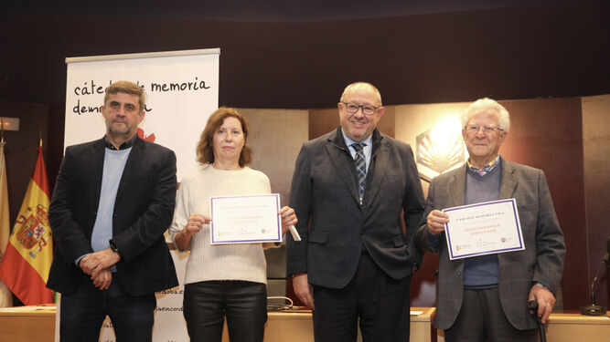 Florentina Rodríguez y Antonio Deza recogen el premio de manos del rector y el delegado.