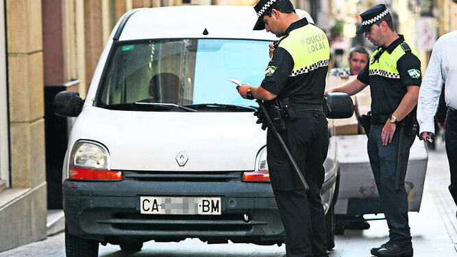 Agentes de la Policía Local de Cádiz, sancionando con una multa