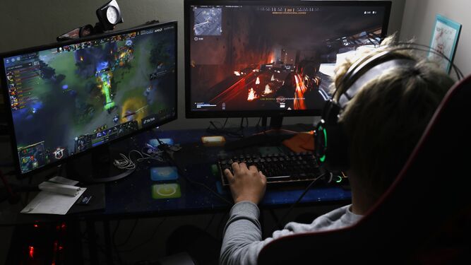 Un 'gamer' conectado con otros jugadores online.