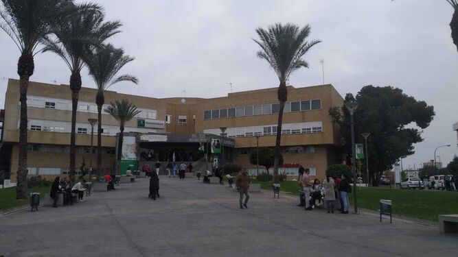 Acceso principal al Hospital Infantil Virgen del Rocío (Sevilla), centro de referencia.