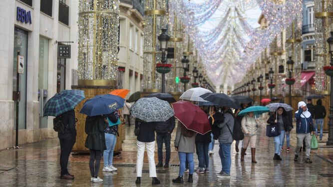 Varias personas bajo la lluvia este pasado martes en la capital.