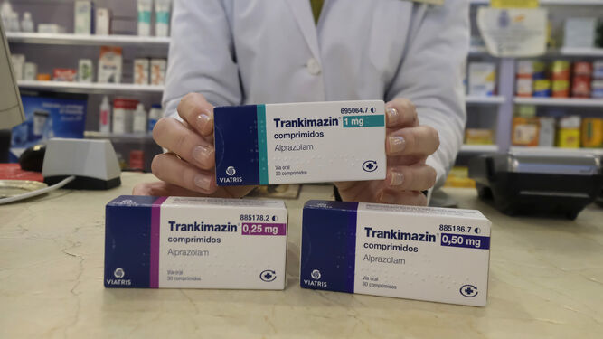 Una farmacéutica muestra varias cajas de Trankimazin, uno de los medicamentos más buscados en Córdoba.