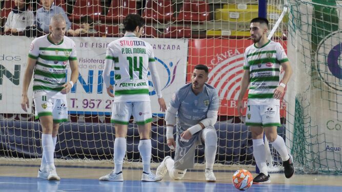 Los jugadores del Córdoba Futsal, abatidos tras recibir un gol ante ElPozo Murcia.
