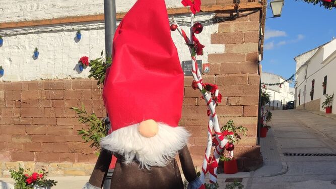 Uno de los gnomos que decoran la aldea de Morente en Navidad.