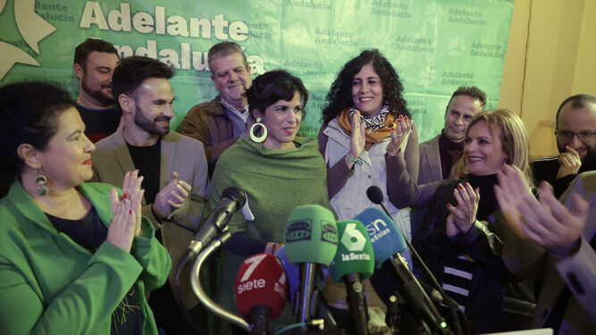 Teresa Rodríguez, arropada por los integrantes de Adelante Andalucía en su despedida.