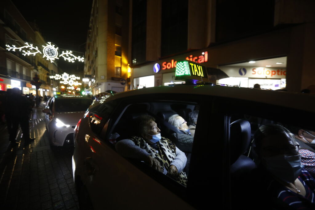 Las im&aacute;genes del Paseo de la Ilusi&oacute;n en taxi por C&oacute;rdoba para mostrar las luces de Navidad a los mayores