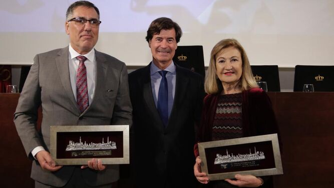Miguel Rus con los galardonados con los Premios Empresariales CES: Carmen Núñez y Federico de la Torre.