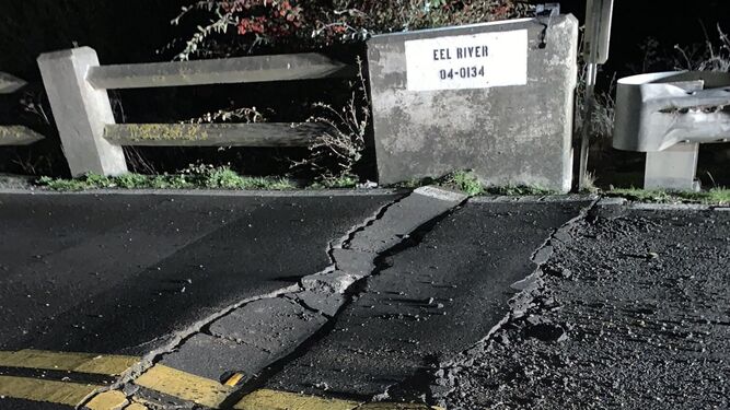 Daños en carreteras tras el terremoto de magnitud 6,4 en California