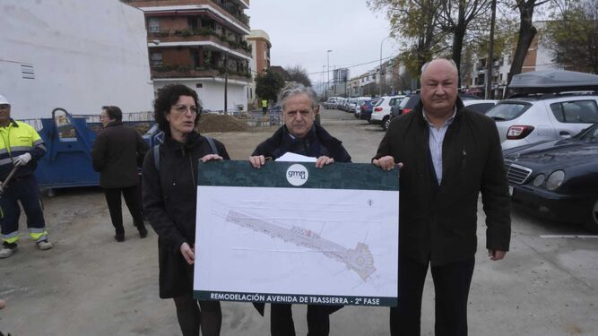 Isabel Casas, Salvador Fuentes y Rafael Ruiz Giménez sostienen los planos del proyecto.