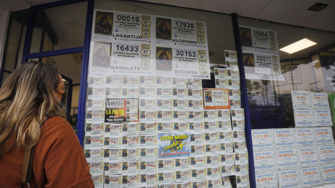 Una administración de loterías de Córdoba cuelga en el escaparate sus décimos agotados.