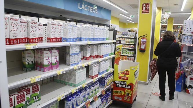 Una persona realiza sus compras en un supermercado de Córdoba.