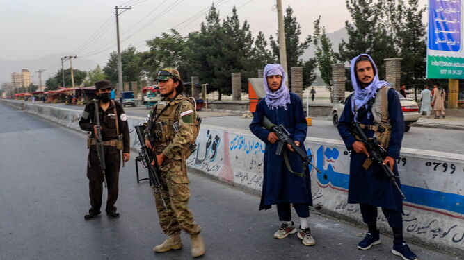 Talibanes custodian la entrada a la Universidad de Kabul.