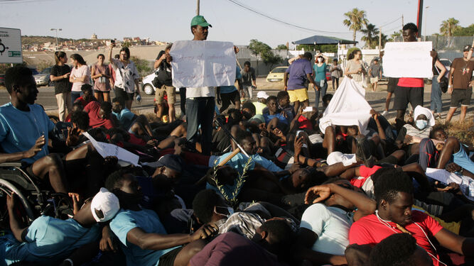 Protesta de inmigrantes en Melilla por la muerte de 23 personas al intentar saltar la valla