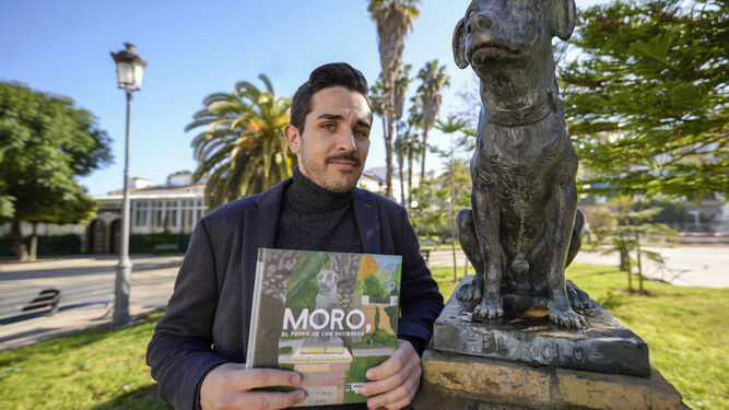 Francisco Manuel Espejo, con su libro junto a una estatua dedicada a 'Moro'.