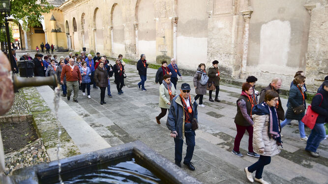 Grupos de turistas caminan por el Patio de los Naranjos de la Mezquita-Catedral.