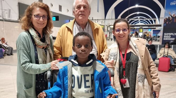 Ibrahima, en el aeropuerto con su familia de acogida y la responsable en Córdoba de Viaje hacia la vida.